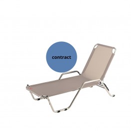 River Versione contract impilabile dell'amigo, con schienale regolabile in tre posizioni e dotato di braccioli. Disponibile nelle versioni cucito o termosaldato.